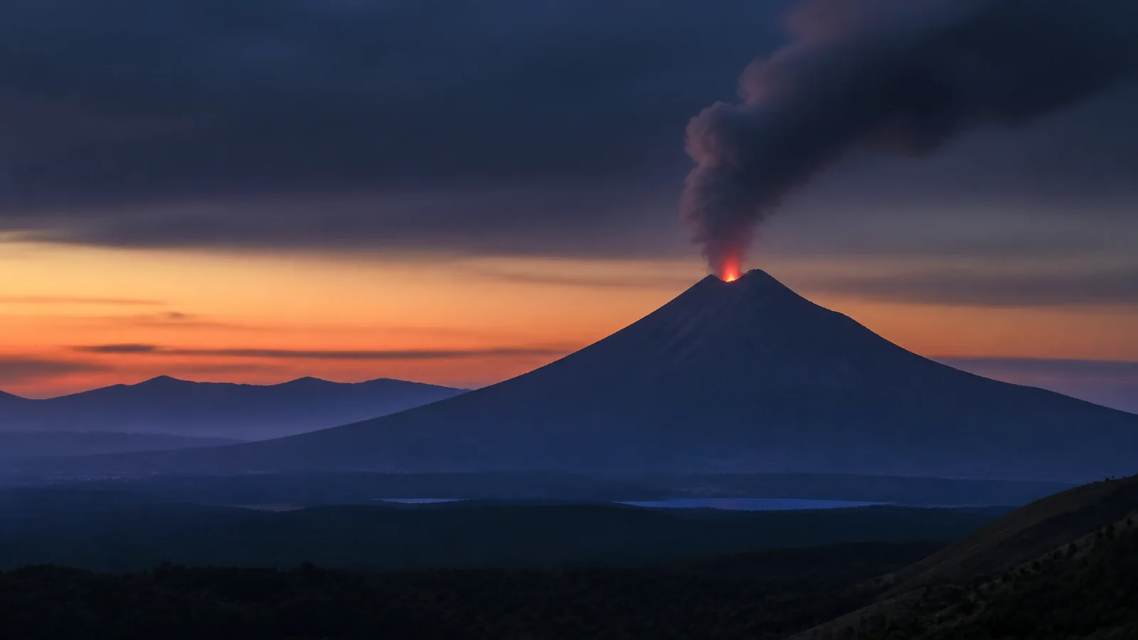 Erupção de vulcão na Indonésia suspende voos, aulas e pesca
