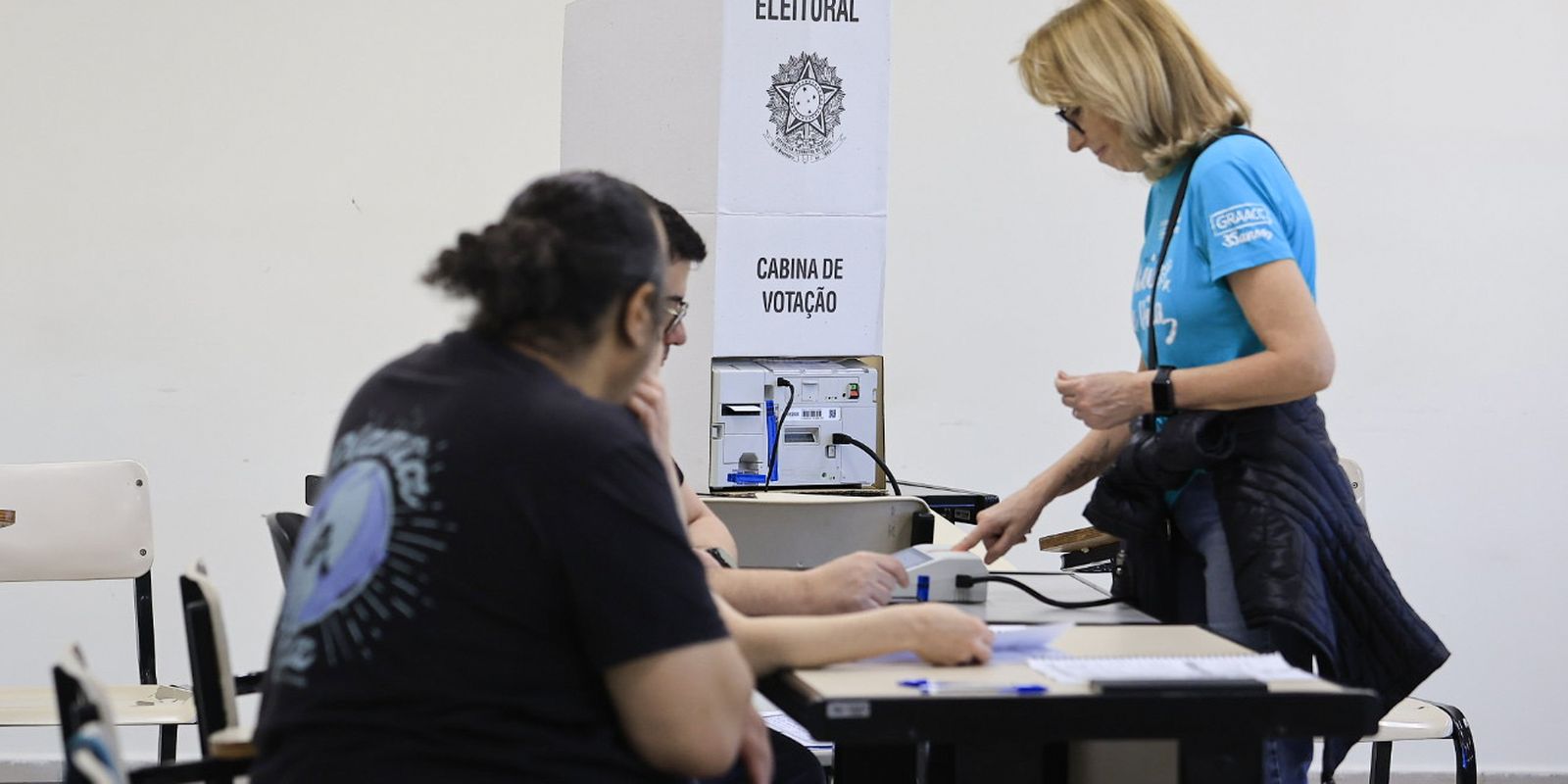 Cerca de 158,7 milhões de eleitores vão às urnas em todo o país