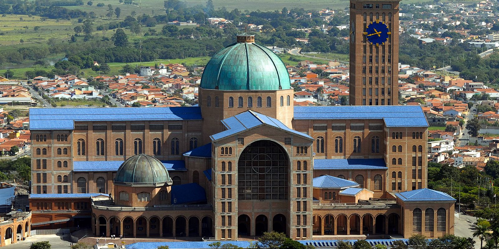 Santuário de Aparecida terá missas, consagração e procissão no feriado