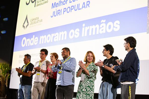 Vencedores do Troféu Câmara Legislativa exaltam cinema produzido no DF em noite de encerramento