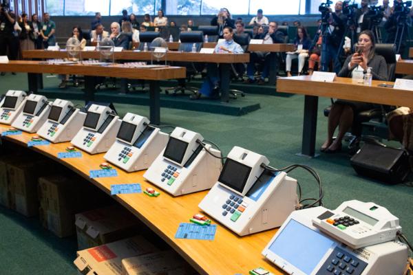 Urnas eletrônicas são selecionadas para teste de integridade na CLDF