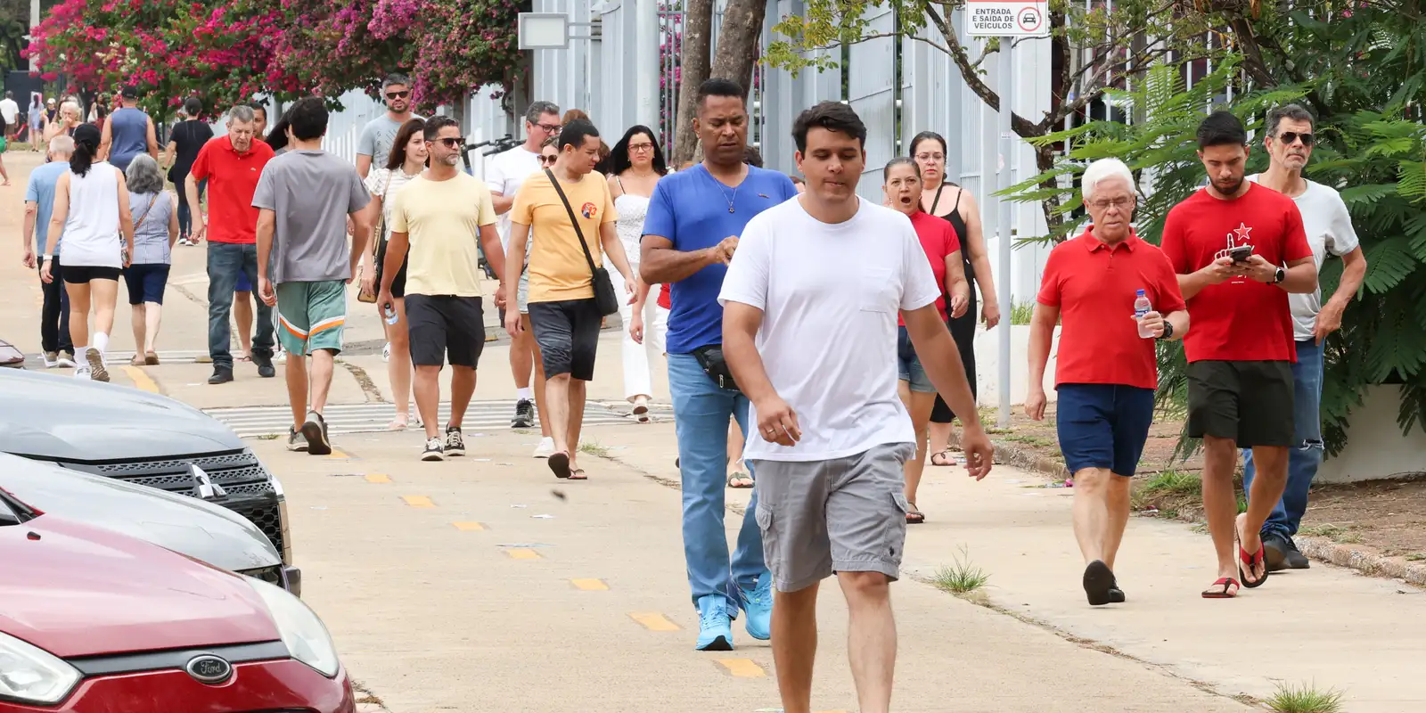 Idosos e menores de 18 anos votam no Distrito Federal