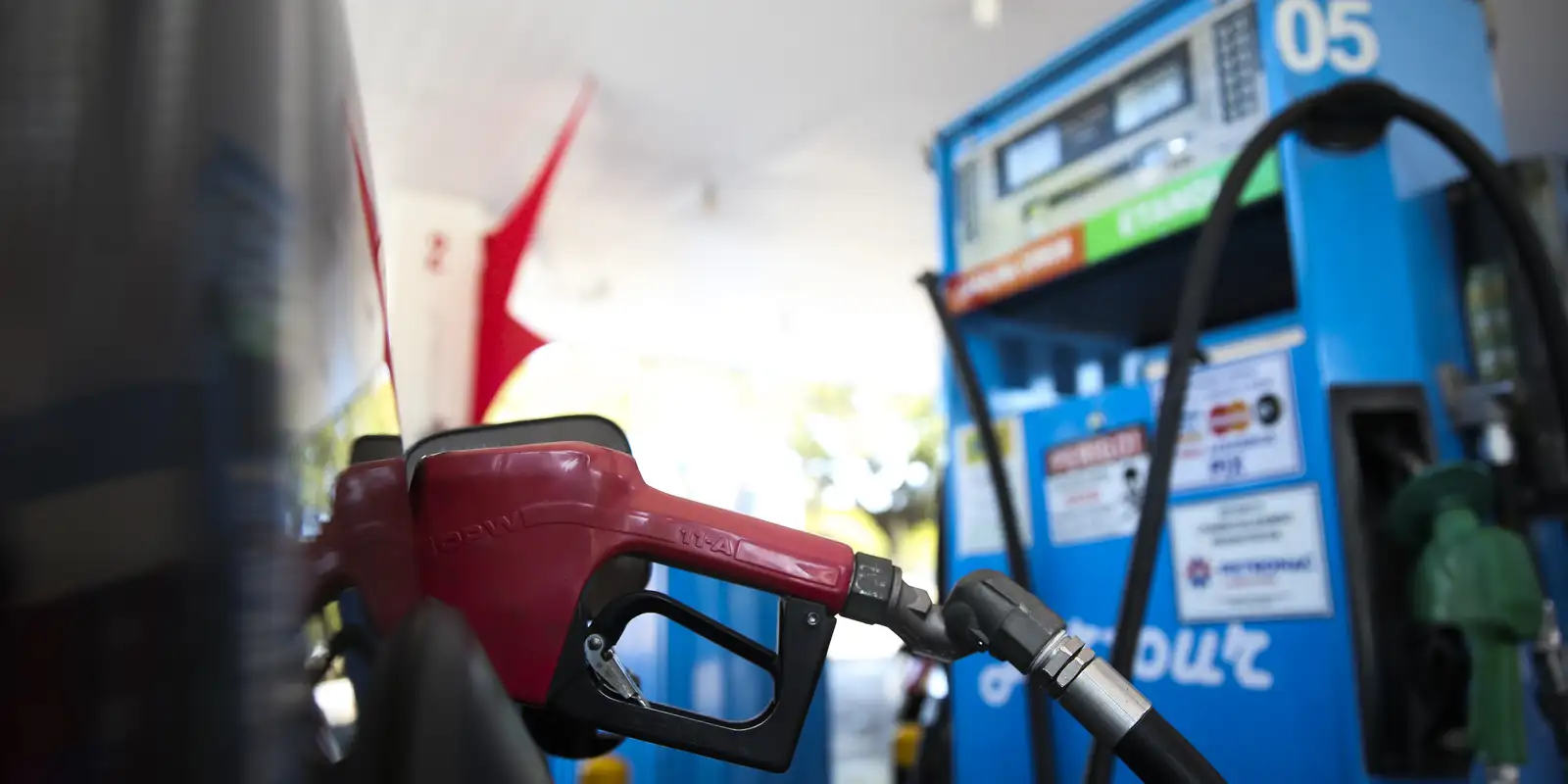 Tributos da gasolina são zerados e subsídios a combustíveis, ampliados