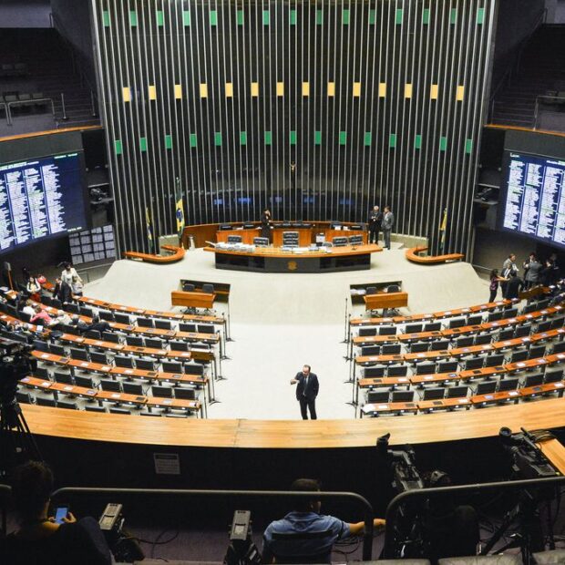 Veja a nova pesquisa da disputa pelas oito vagas de deputado federal no DF segue aberta