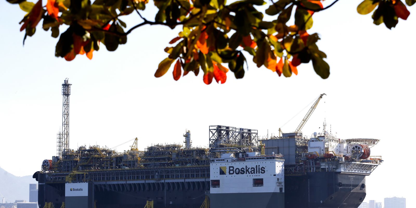 Petróleo sobe 2% com suspensão de exportações pela China